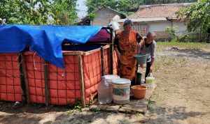 Atasi Krisis Kekeringan Kasi Trantib Kecamatan Pebayuran Distribusi Air Bersih