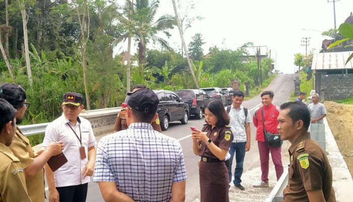 Pastikan Pekerjaan Proyek Dinas PUPR Berjalan Maksimal, Kajari Gianyar Lakukan Pemantauan Lapangan