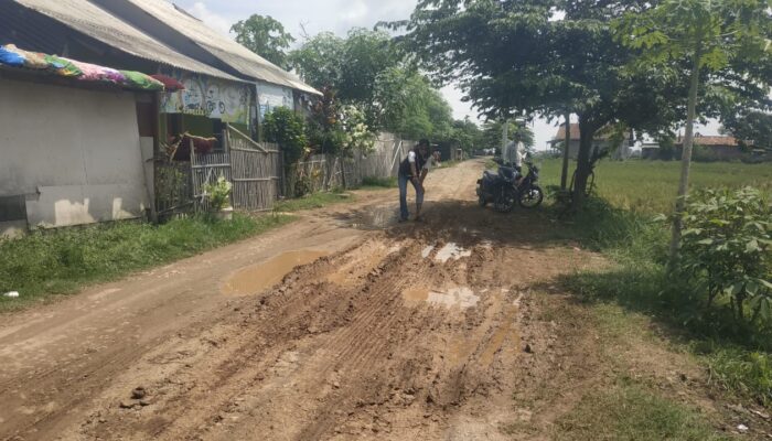 Jalan Kampung Pulo Pipisan Bertahun-tahun Rusak Parah Belum Tersentuh Pemerintah