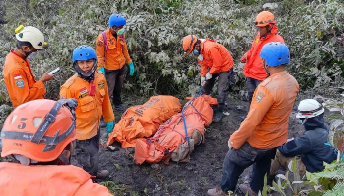 Tim Reaksi Cepat BPBD Padang Pariaman Evakuasi Korban Bencana Erupsi Gunung Marapi