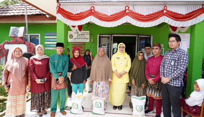 Pemkot Pangkalpinang Salurkan Beras Cadangan Pangan Pemerintah Tahap II di Kantor Kelurahan Tuatunu Indah