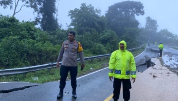 Akibat Longsor, Akses Jalan Sumbar-Riau Tutup, Kapolres 50 Kota: Belum bisa Dipastikan Kapan Bisa Dilewati