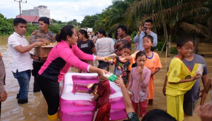 Polres Tebo Peduli: Kapolres dan Ketua Bhayangkari Cabang Tebo Salurkan Bantuan Sosial Untuk Korban Terdampak Banjir