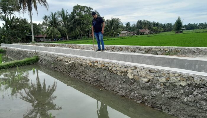Pembangunan Proyek Parit Pasangan Huta IIA Gg BKAI Nagori Serapuh Diduga Asal-Asalan