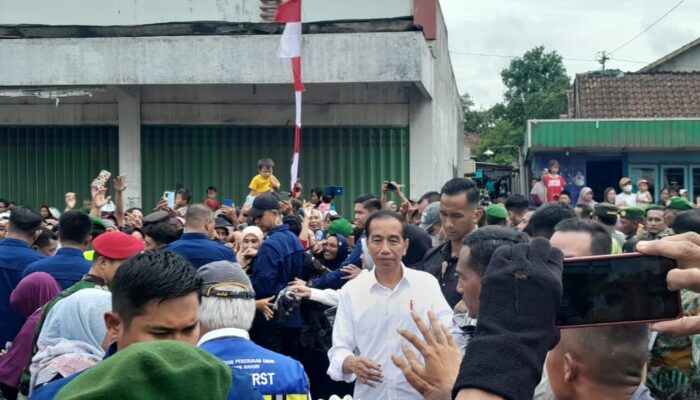 Resmikan Inpres Jalan, Jokowi Disambut Sorak Sorai Ribuan Masyarakat Blora