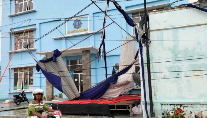 Hujan Deras dan Angin Kencang Porak Porandakan Rawa Bendungan Beberapa Lapak PKL Hancur