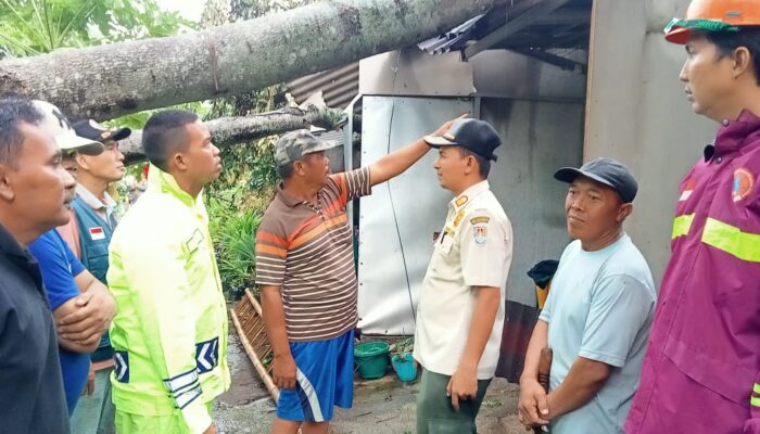 Angin Puting Beliung Sapu Jeruklegi Puluhan Rumah Rusak