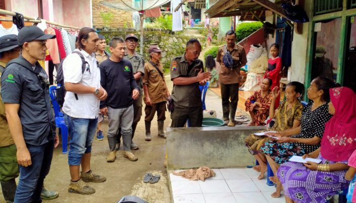 Perhutani KPH Banyumas Barat Serahkan Bantuan Untuk Korban Bencana Tanah Longsor Cimanggu