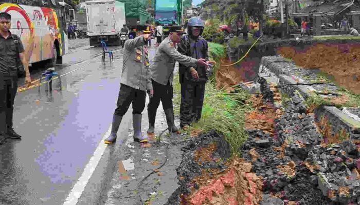 Kapolres Bungo Tinjau Tanah Longsor di Km 59 Jalan Lintas Sumatera