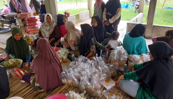 Gerak Cepat Bantu Korban Banjir, Walinagari Balah Aie Bersama Kader PKK Nagari Dirikan Dapur Umum