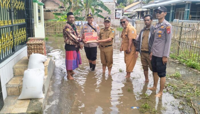 Hujan Deras Menggenangi Desa Cakung, Kapolsek Carenang dan Muspika Sigap Berikan Bantuan Sembako