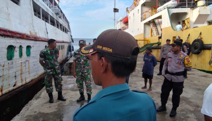 Anggota Koramil 02/Patani Laksanakan Giat Pengamanan Arus Mudik Lebaran Idul Fitri 