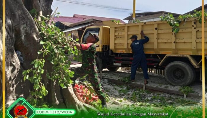 Peduli Terhadap Masyarakat, Babinsa Ramlan Tebang Ranting Pohon yang Menjulur ke Jalan