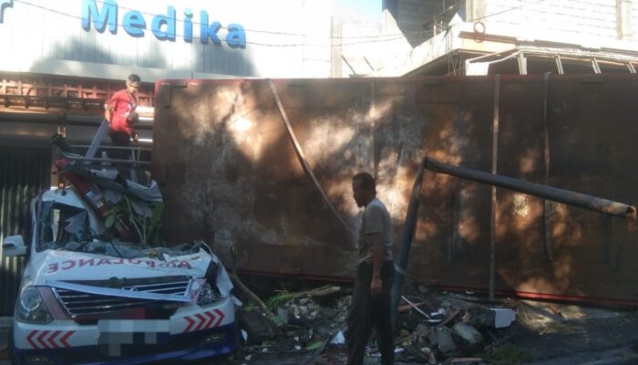 Tak Kuat Menanjak, Truk Fuso Terguling Tabrak 3 Unit Mobil dan 1 Motor