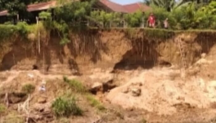 Akibat Cuaca Ekstrem Tebing Sungai Batang Mangoi di Lubuk Alia Sering Longsor, Ancam Pemukiman Warga