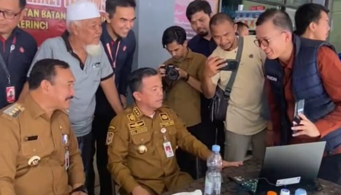 Jaringan Internet di Muara Emat Kian Mantap, Gubernur Al Haris Langsung Tes Video Call Beberapa Kerabat