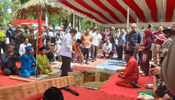 Gubernur Al Haris Lakukan Peletakan Emas Prosesi Tegak Tiang Tuo, Mega Proyek Revitalisasi KCBN Muara Jambi