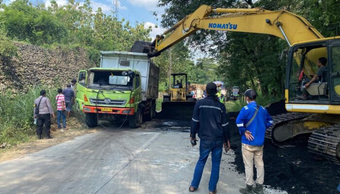 Dump Truck Bermuatan Batubara Terguling di Tanjakan Pabrik GMM Todanan