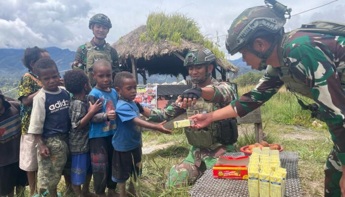 Tingkatkan Kualitas Gizi Anak Papua, Satgas Yonif 323 Bagikan Susu dan Telur