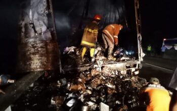 Truk Tronton Hangus Terbakar di Ruas Jalan Tol Pemalang-Tegal