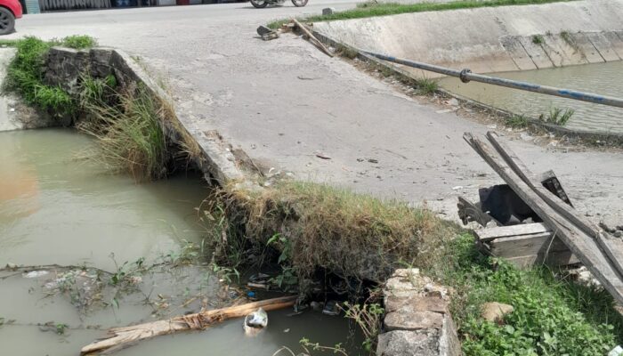 Lama Ambruk, Jembatan Penghubung Kecamatan Cikeusal dengan Desa Negara Dikeluhkan Warga