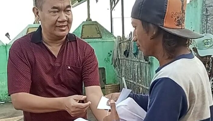 Polemik Sampah di Pemalang, Ketua Ikmal Bagikan Bingkisan dan Uang Tunai ke Petugas Kebersihan