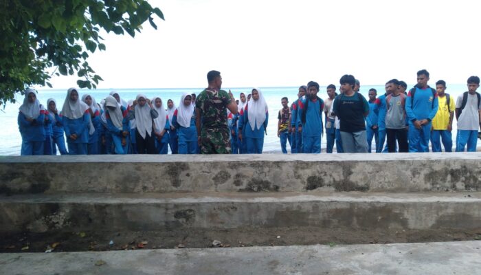 Babinsa Koramil 1512-02/Patani Gandeng Siswa SMA Desa Loman Bersihkan Pantai 