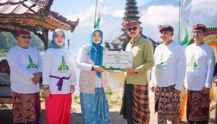 Peduli Kesehatan Lingkungan Pegadaian Sebarkan Eco Enzyme di Danau Batur