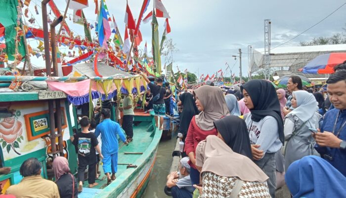 Wujudkan Rasa Syukur Nelayan, Bupati Mansur Hidayat Lepas Hasil Sedekah Bumi