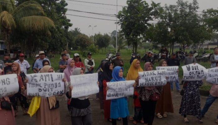 Protes Sistem PPDB, Puluhan Wali Murid Demo di SMPN 2 Pasar Kemis Tuntut Oknum Guru Dicopot