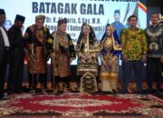 Gubernur Al Haris dan Hesnidar Haris Dianugerahi Gelar Adat Nagari Paninggahan Solok