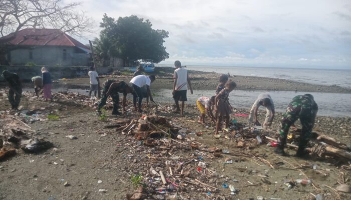 Babinsa Bersama Siswa SMAN2 Halteng Geruduk Pantai Desa Yondeliu 