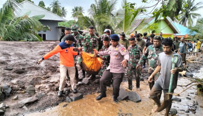 150 Personil Gabungan Brimob Polda Malut Berhasil Evakuasi Korban Banjir Bandang di Kelurahan Rua 