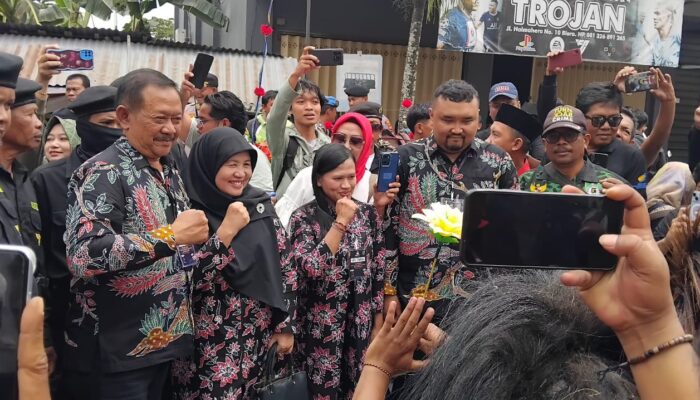 Ratusan Simpatisan Dampingi Pasangan Abu Nafi dan Andika ke KPU Blora