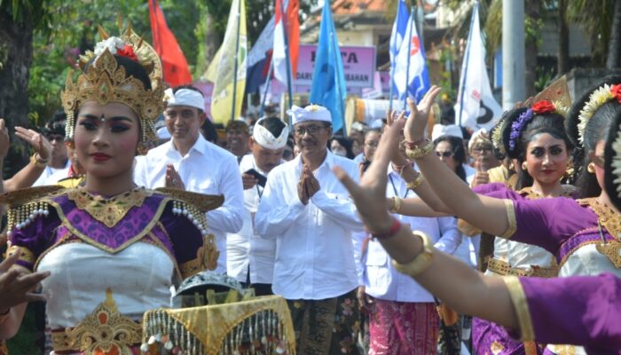 Ratusan Simpatisan Iringi Paket KaTa Saat Mendaftar di KPU Gianyar