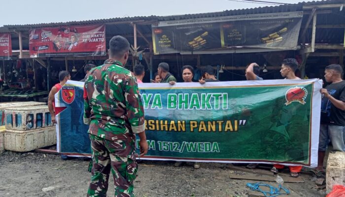 Babinsa Desa Waibulen Gandeng Pemdes dan Masyarakat Bersihkan Pesisir Pantai 