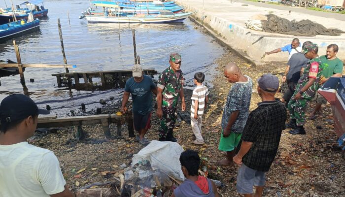 Personil Koramil 1512-03/Gebe Gandeng Masyarakat dan Nelayan Bersihkan Pantai Desa Kapaleo