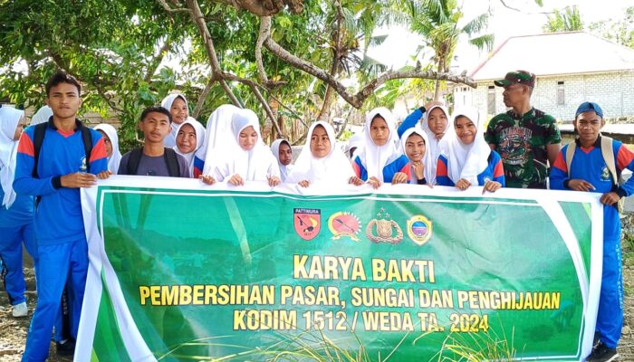 Personil Koramil 1512-02/Patani Gandeng Siswa SMAN 2 Halteng Bersihkan Kali