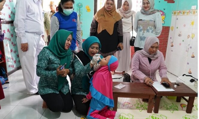 Yuniar Putia Rahma Tinjau Pemberian Imunisasi Polio di TK Ibnu Sina