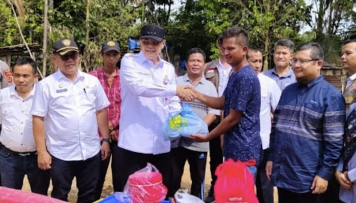 Pj Bupati Tebo Beri Santunan Kepada Korban Musibah Kebakaran Rumah