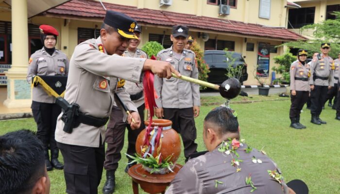 Kapolres Bungo Pimpin Upacara Kenaikan Pangkat 52 Anggotanya