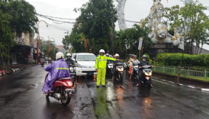 Meski Diguyur Hujan, Satlantas Polres Gianyar Tetap Semangat Atur Lalu Lintas